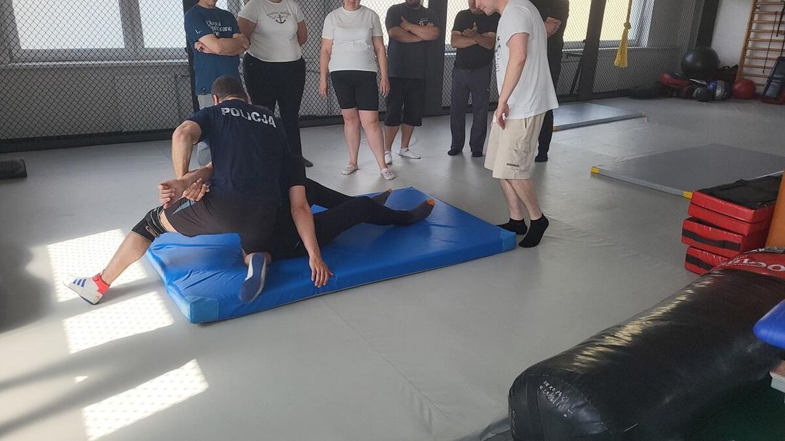 Ratownicy medyczni szkolą się z samoobrony w Komendzie Policji we Włocławku