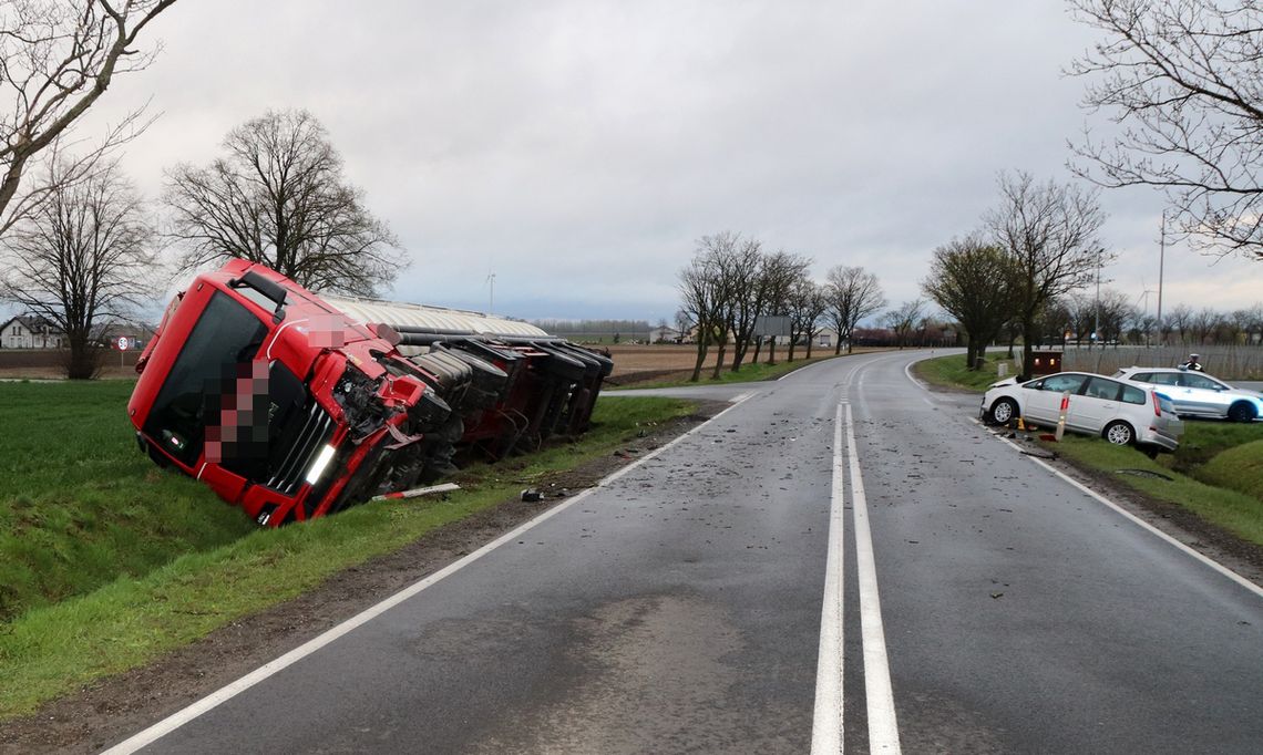 Region: ciężarówka w rowie, dwie kobiety trafiły do szpitala