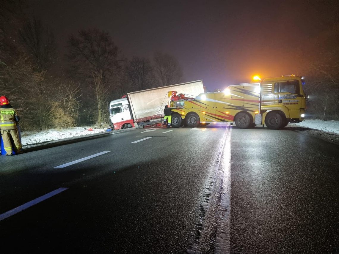 Lipno: ciężarówka wjechała na wysepkę, a następnie wpadła do rowu