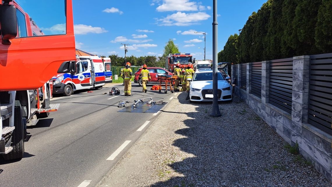 Region: Kolizja z udziałem 4 aut. LPR zabrał jedną osobę do szpitala