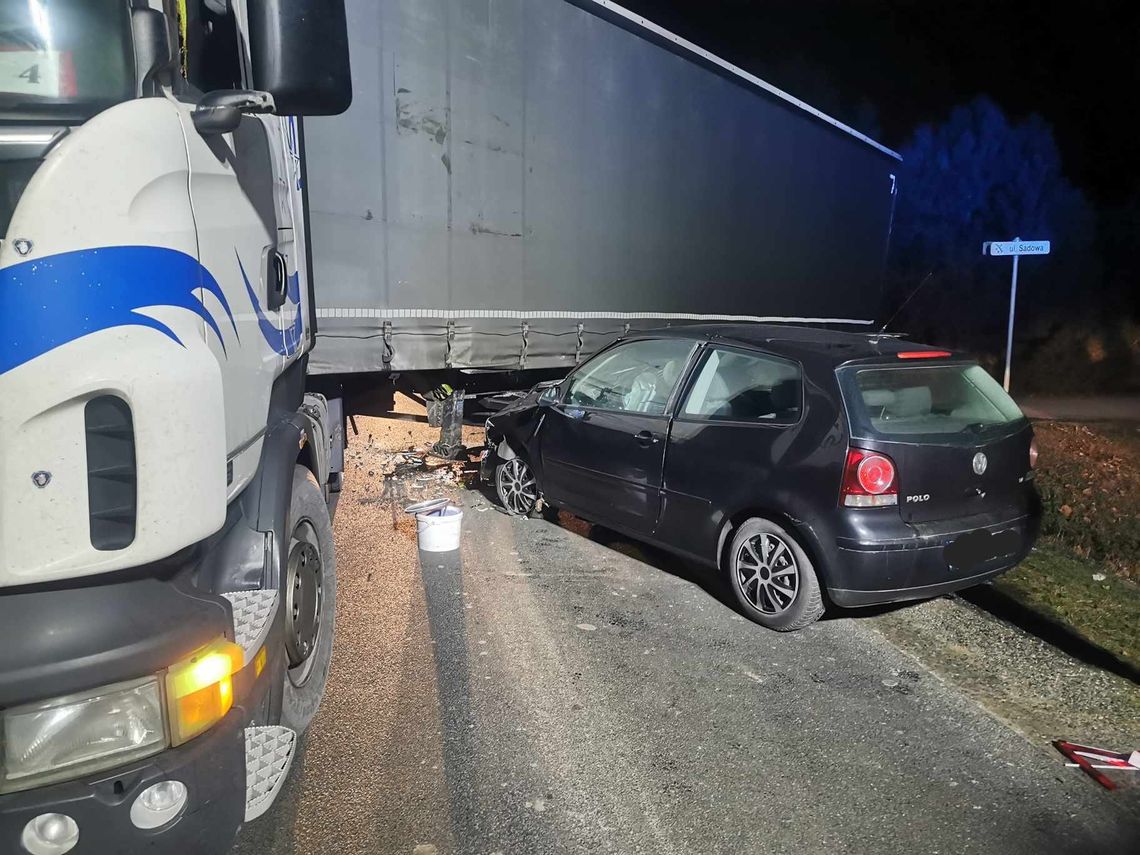 Region: zderzenie Volkswagena z ciężarówką. Jedna osoba przewieziona do szpitala