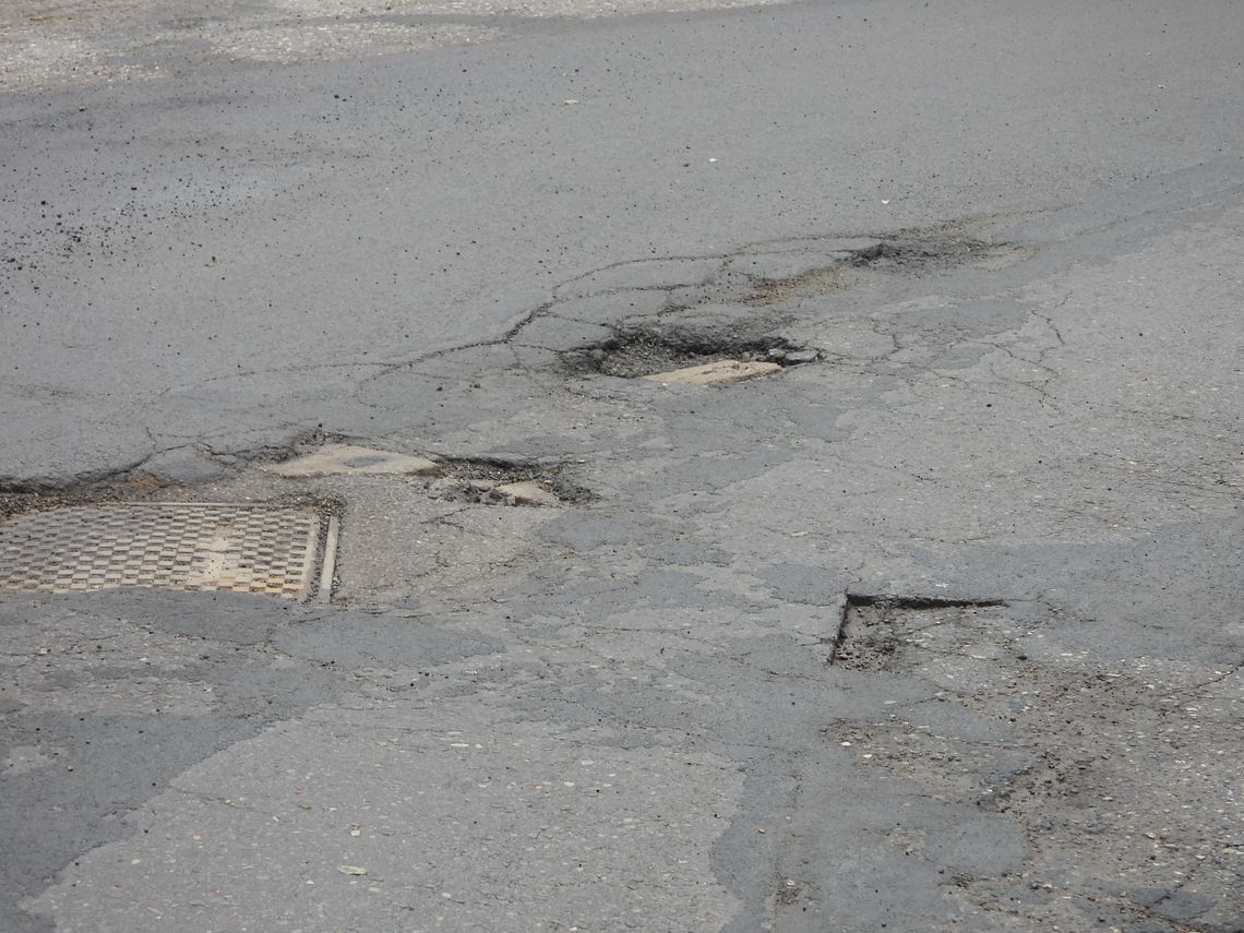 Dziury na ul. Cysterskiej, Mostowej i moście stalowym. Mieszkańcy pytają o remont Dziury na ul. Cysterskiej, Mostowej i moście stalowym. Mieszkańcy pytają o remont