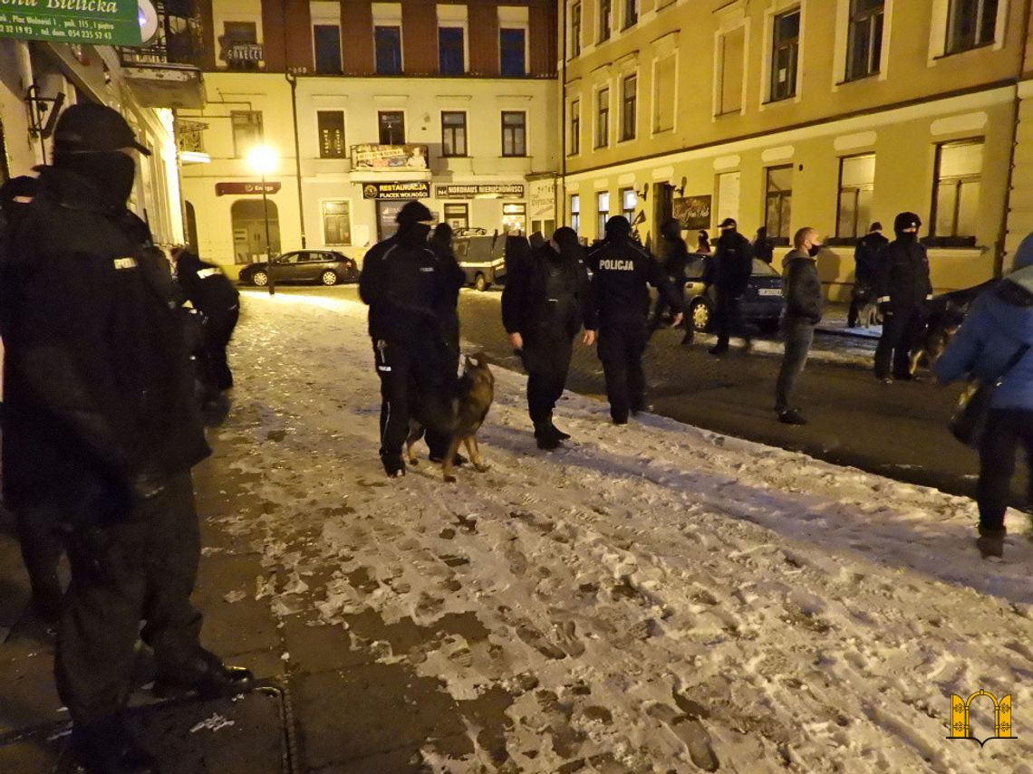 Represje wobec protestujących na strajkach kobiet we Włocławku. Posłanka poczuła się "uporczywie nękana" jednym spacerem?