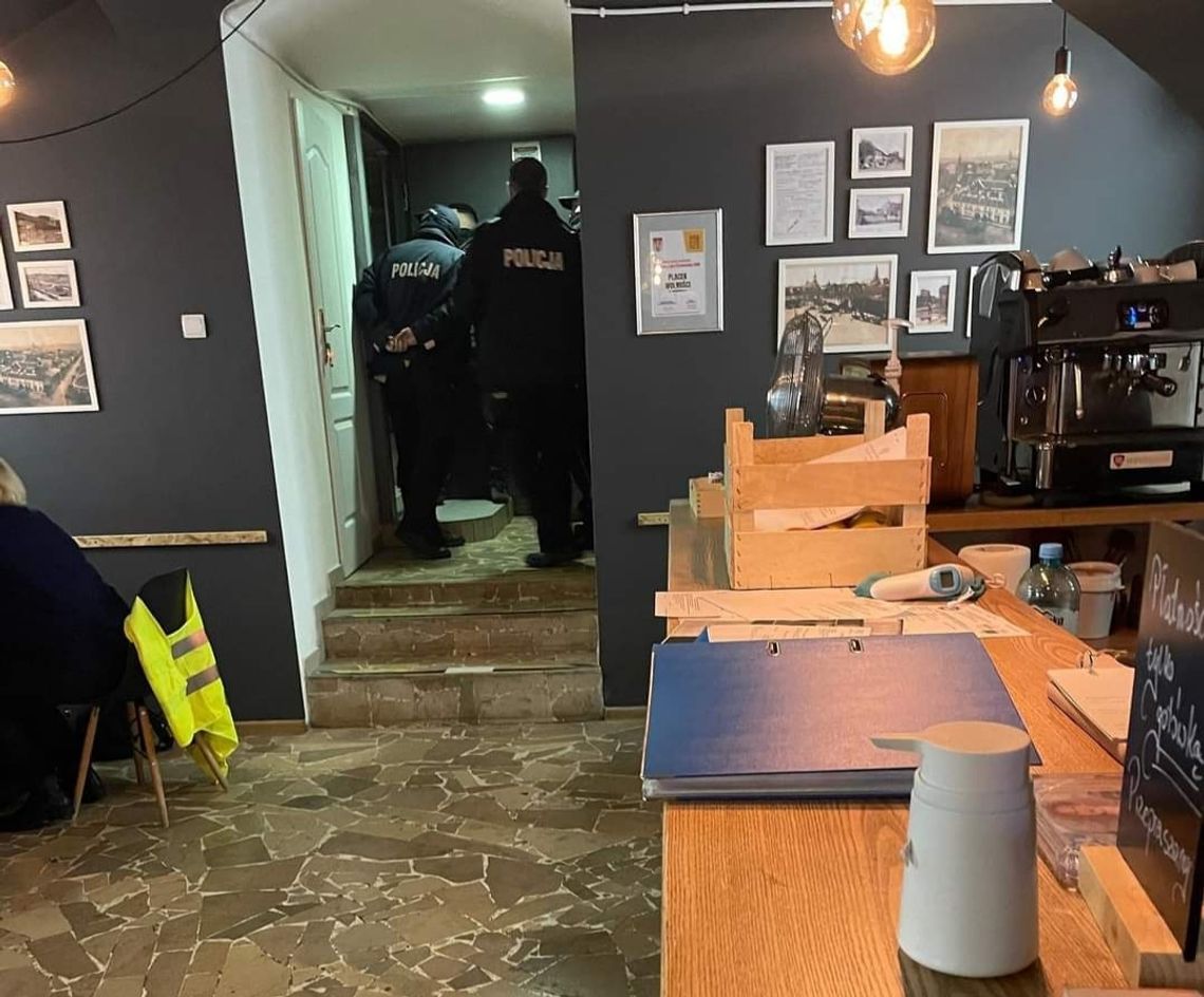 Restauracja w centrum Włocławka wznowiła działalność. Był Sanepid i Policja, a teraz jest... remont! ;)