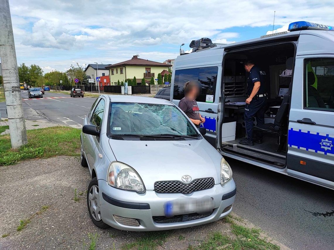 Rowerzystka potrącona na przejściu dla pieszych. Kobieta trafiła do szpitala Rowerzystka potrącona na przejściu dla pieszych. Kobieta trafiła do szpitala
