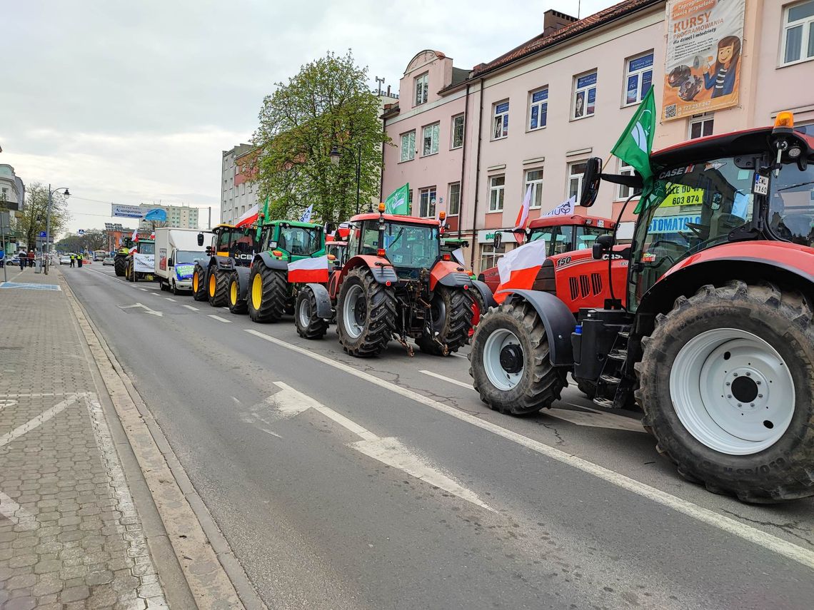 Rozpoczął się protest rolników pod biurem A. Gembickiej. Ul. Chopina zablokowana na dobę