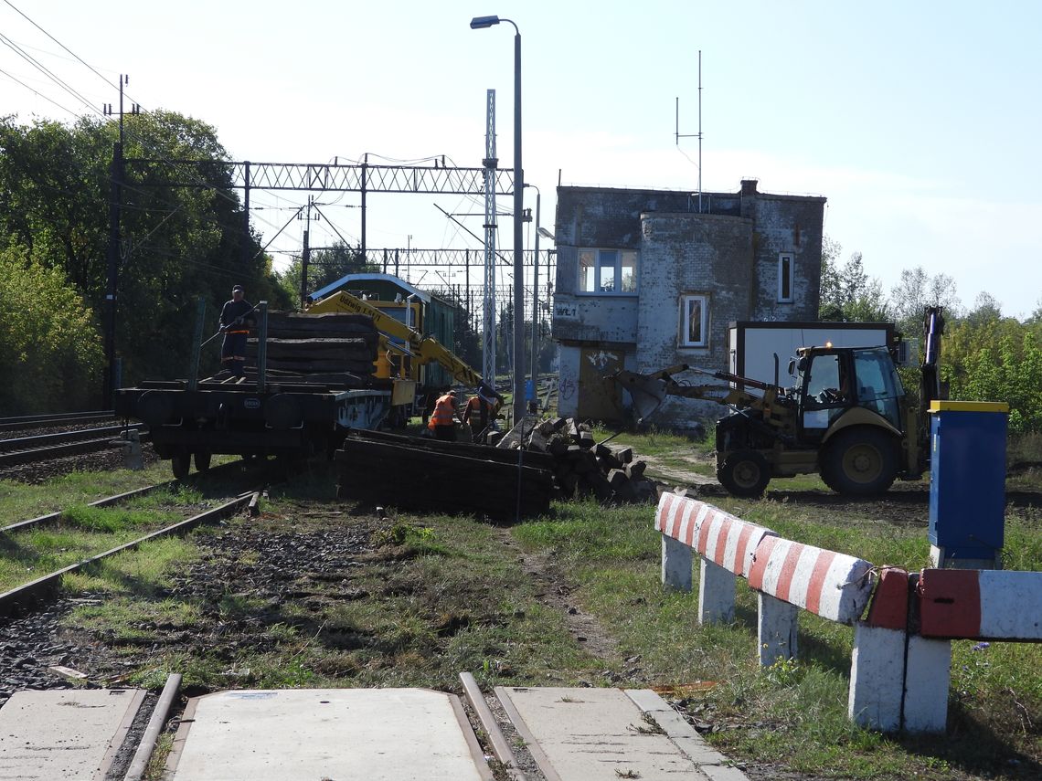 Ruch kołowy zostanie wstrzymany na cztery dni. Trwa rozbiórka torów kolejowych w ciągu ul. Szpitalnej