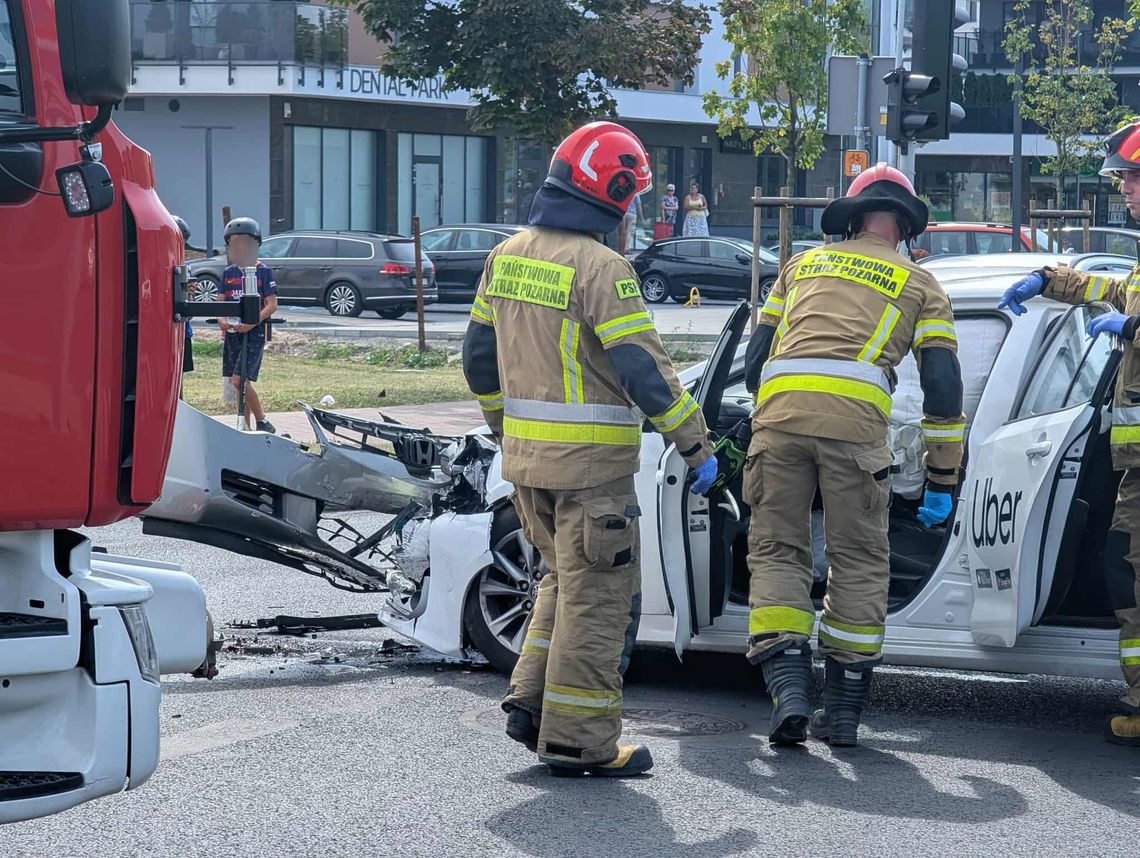 Ruch na skrzyżowaniu Okrężnej i Wojskowej zablokowany zderzyły się dwa pojazdy