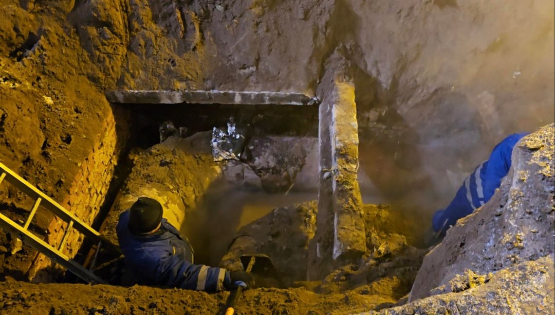 Rura pękła od spodu. Pracownicy MPEC będą pracować całą noc, na miejscu jest prezes spółki Rura pękła od spodu. Pracownicy MPEC będą pracować całą noc, na miejscu jest prezes spółki