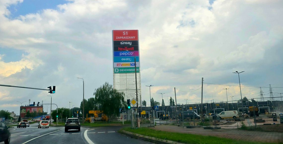 Logotypy sklepów pojawiły się na tablicy nowego parku handlowego S1