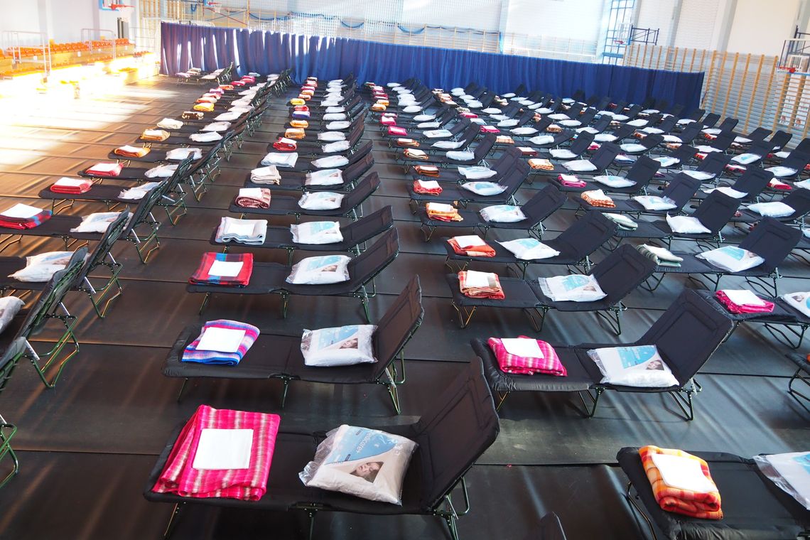 Sala gimnastyczna SP nr 19 gotowa na przyjęcie uchodźców z Ukrainy. Dostępnych jest 150 miejsc