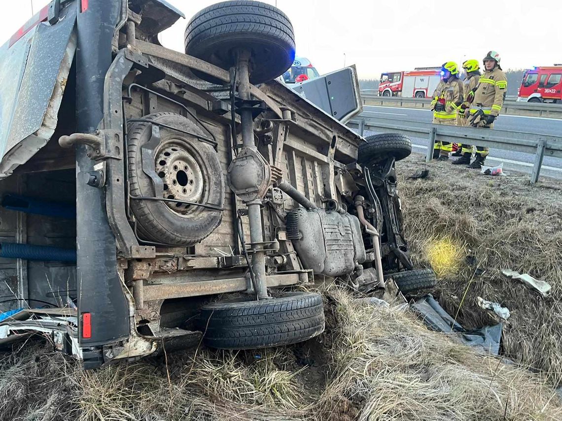 Samochód dostawczy uderzył w bariery na A1. Dwie osoby trafiły do szpitala