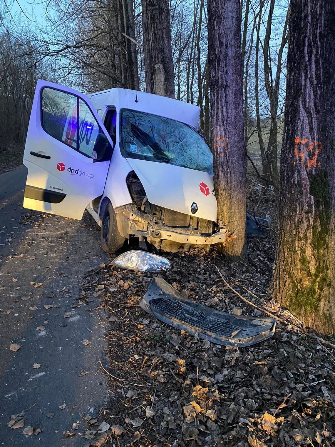 Samochód dostawczy uderzył w drzewo w miejscowości Kłóbka