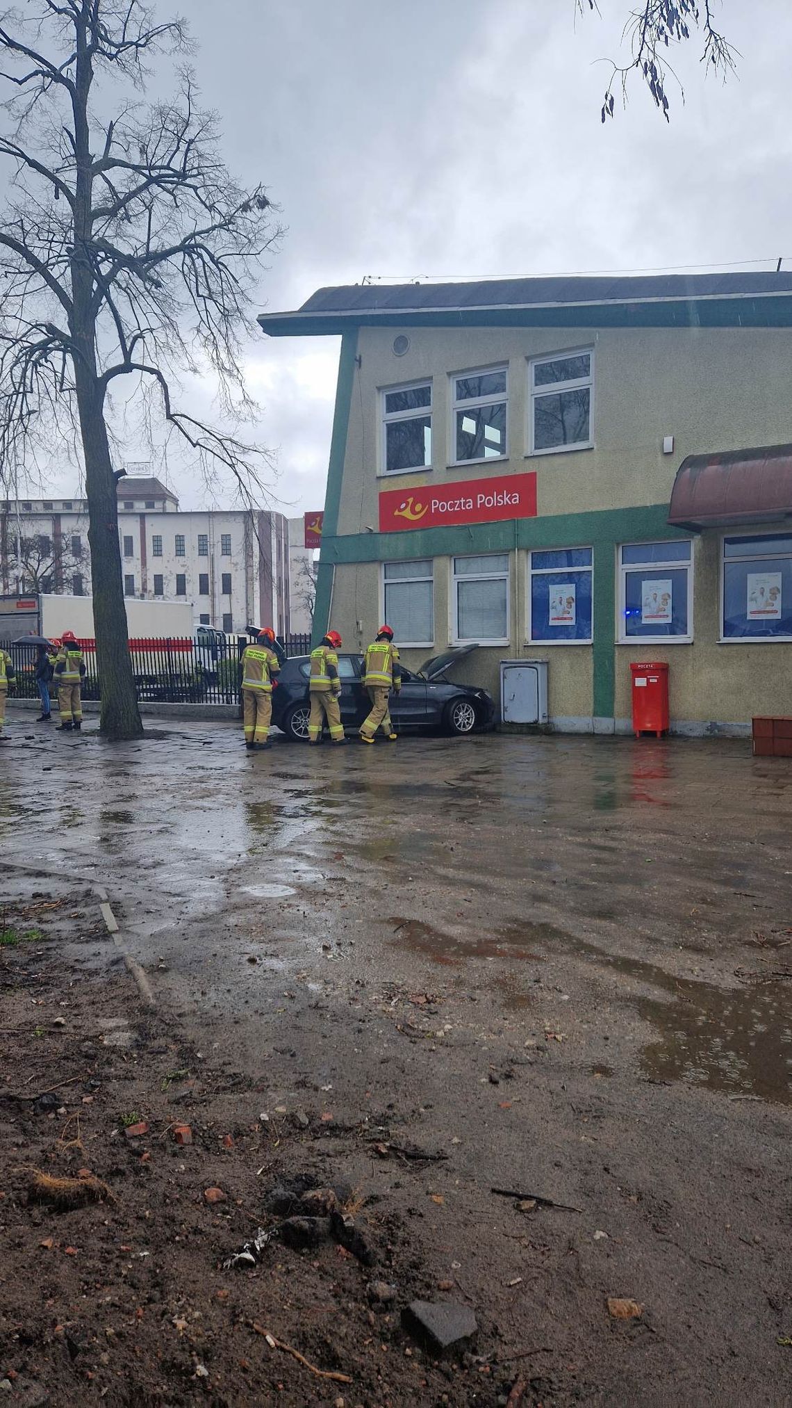 Samochód osobowy uderzył w pocztę. Na miejscu działają służby Samochód osobowy uderzył w pocztę. Na miejscu działają służby