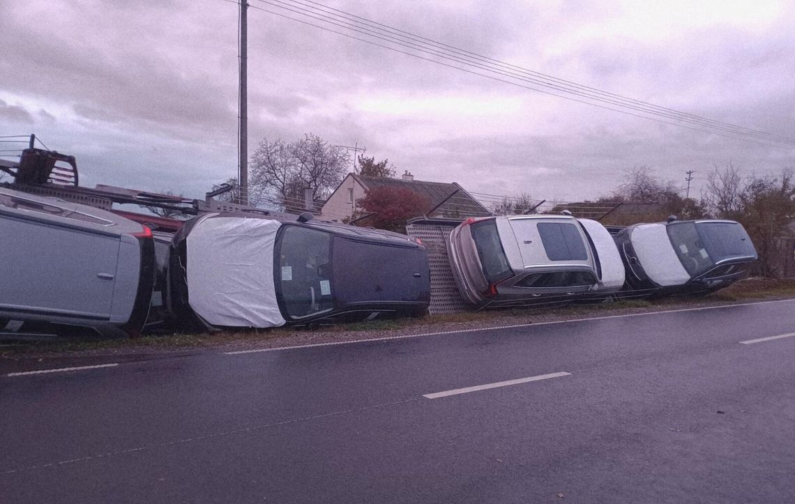 Samochód osobowy zderzył się z ciężarówką przewożącą nowe auta. Akcja trwała do nocy