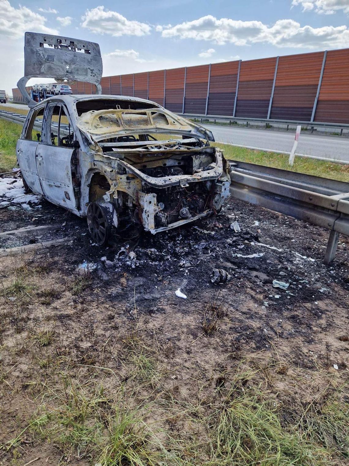 Samochód uderzył w bariery na autostradzie A1 i zaczął płonąć