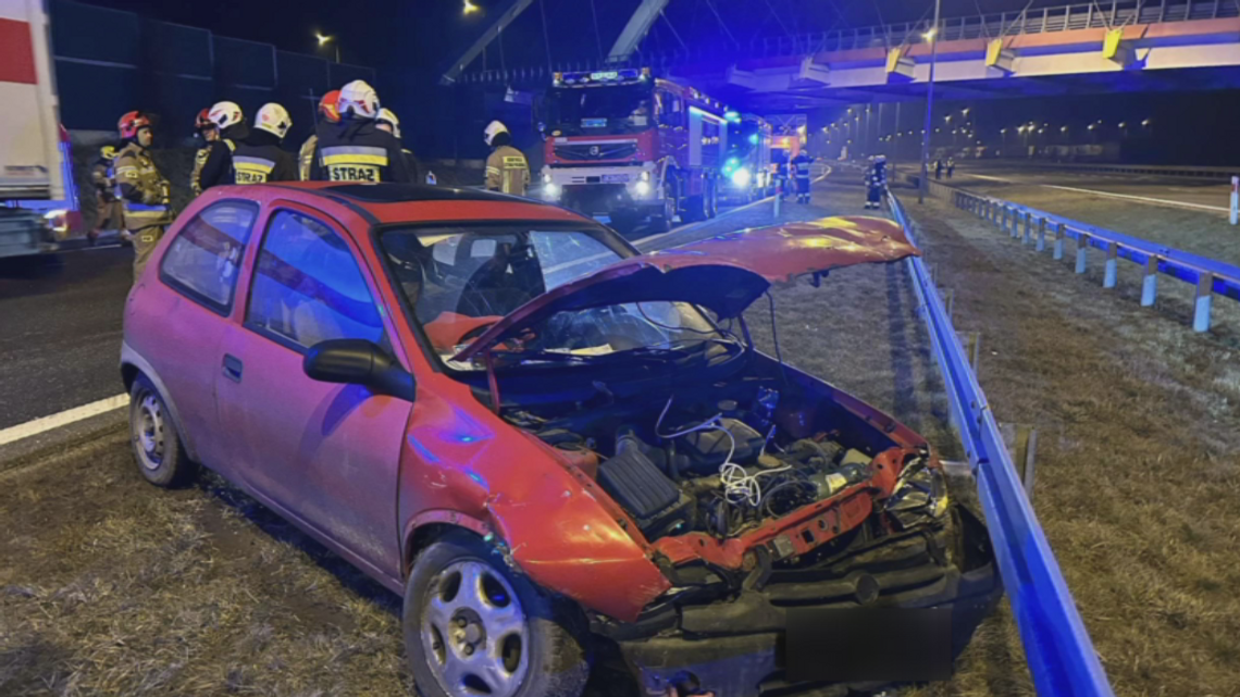 Samochód uderzył w bariery na autostradzie A1. Na miejscu działało 5 zastępów straży pożarnej