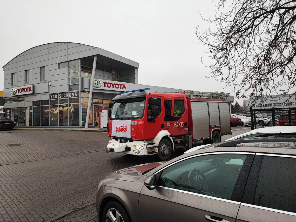 Samochód wezwał straż pożarną. Znajdował się w warsztacie