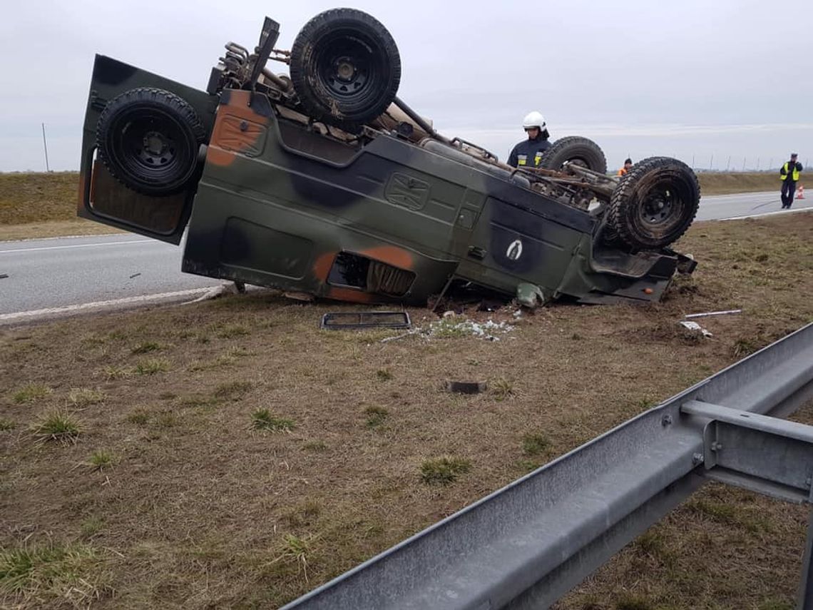 Samochód wojskowy dachował na A1 pod Włocławkiem