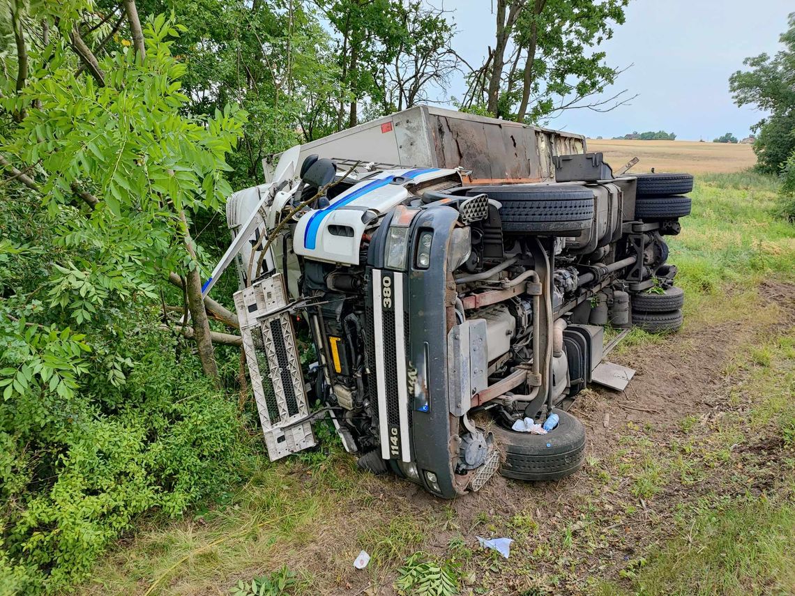 Scania zjechała z jezdni do rowu i przewróciła się na bok