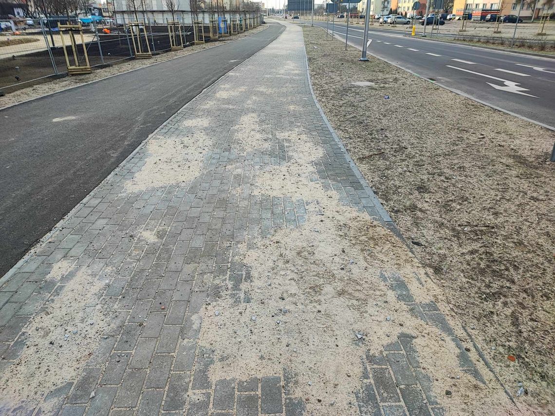 Od 2 miesięcy ścieżki obsypane piachem i brak oznaczeń,kto zapomniał posprzątać?