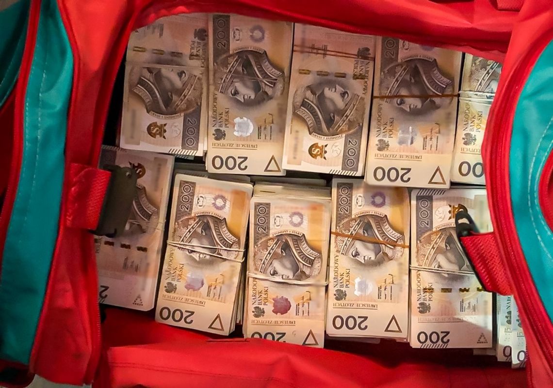 Seniorka z Włocławka wyrzuciła przez balkon kilkanaście tysięcy złotych!