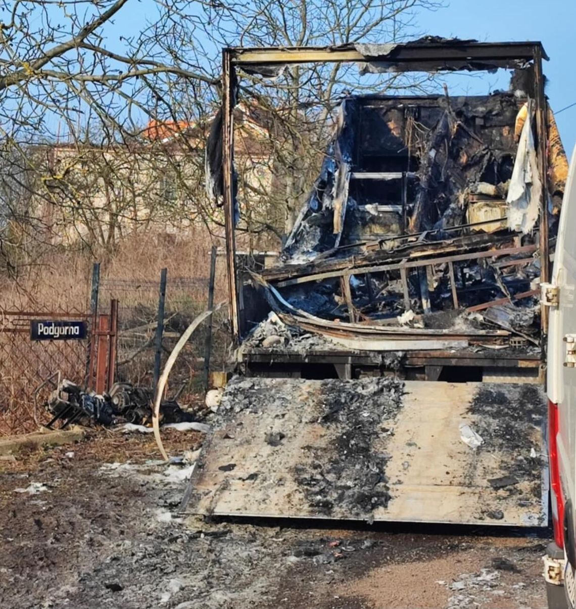Pożar ciężarówki na Zawiślu. Jedna osoba w szpitalu