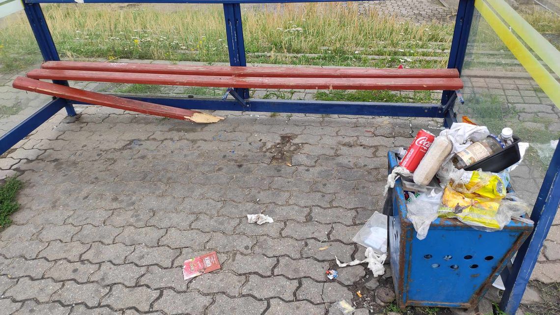 "Siedzę sobie w tym pięknym anturażu. Przewiewnie bo szyba wybita." "Siedzę sobie w tym pięknym anturażu. Przewiewnie bo szyba wybita."
