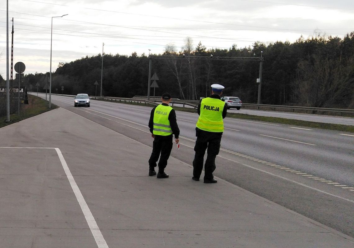 Skontrolowali 22088 kierujących i ujawnili 51 „na podwójnym gazie”. W tym kursanta elki