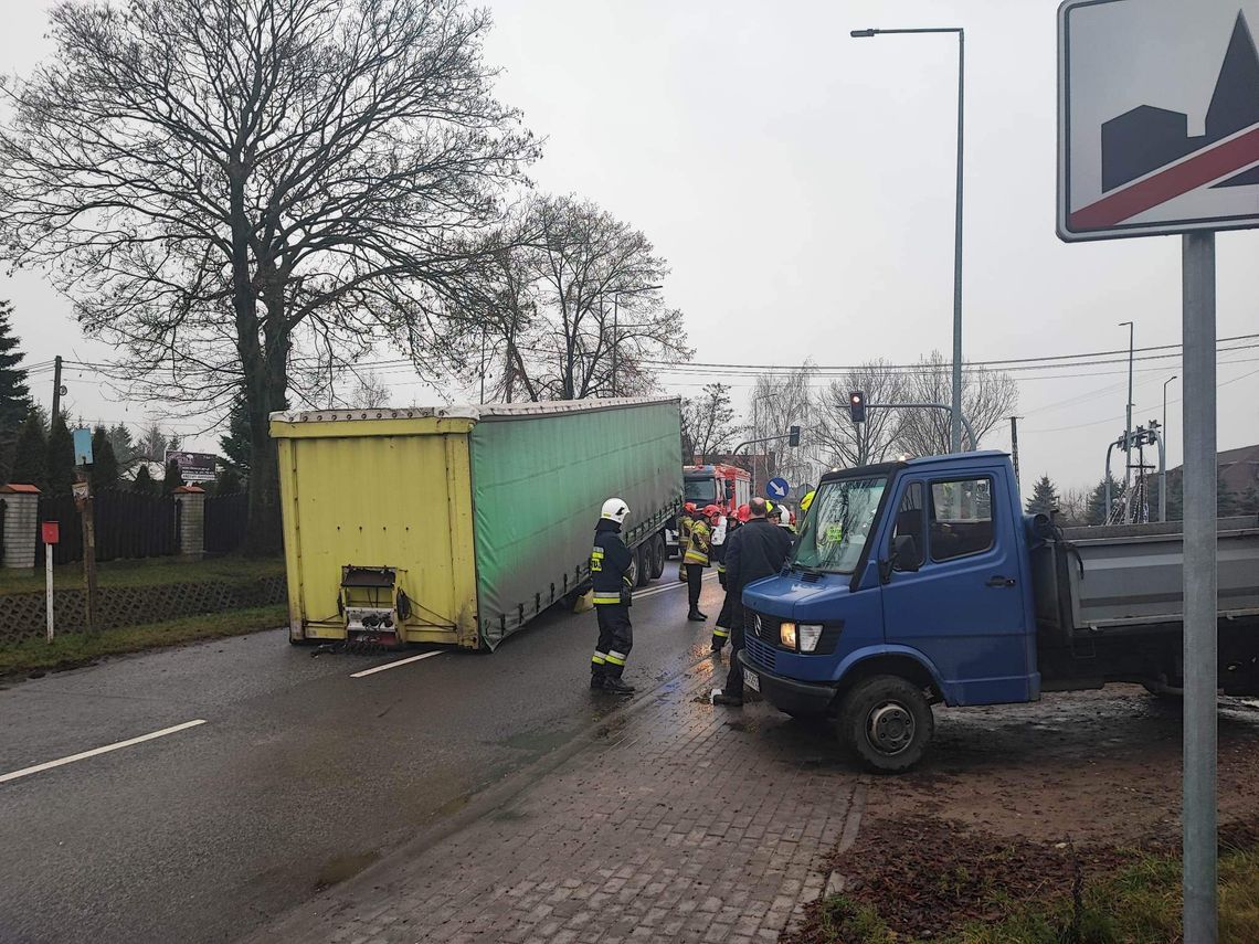 Skrzyżowanie DK 91 i DW 301 zablokowane przez naczepę ciężarówki