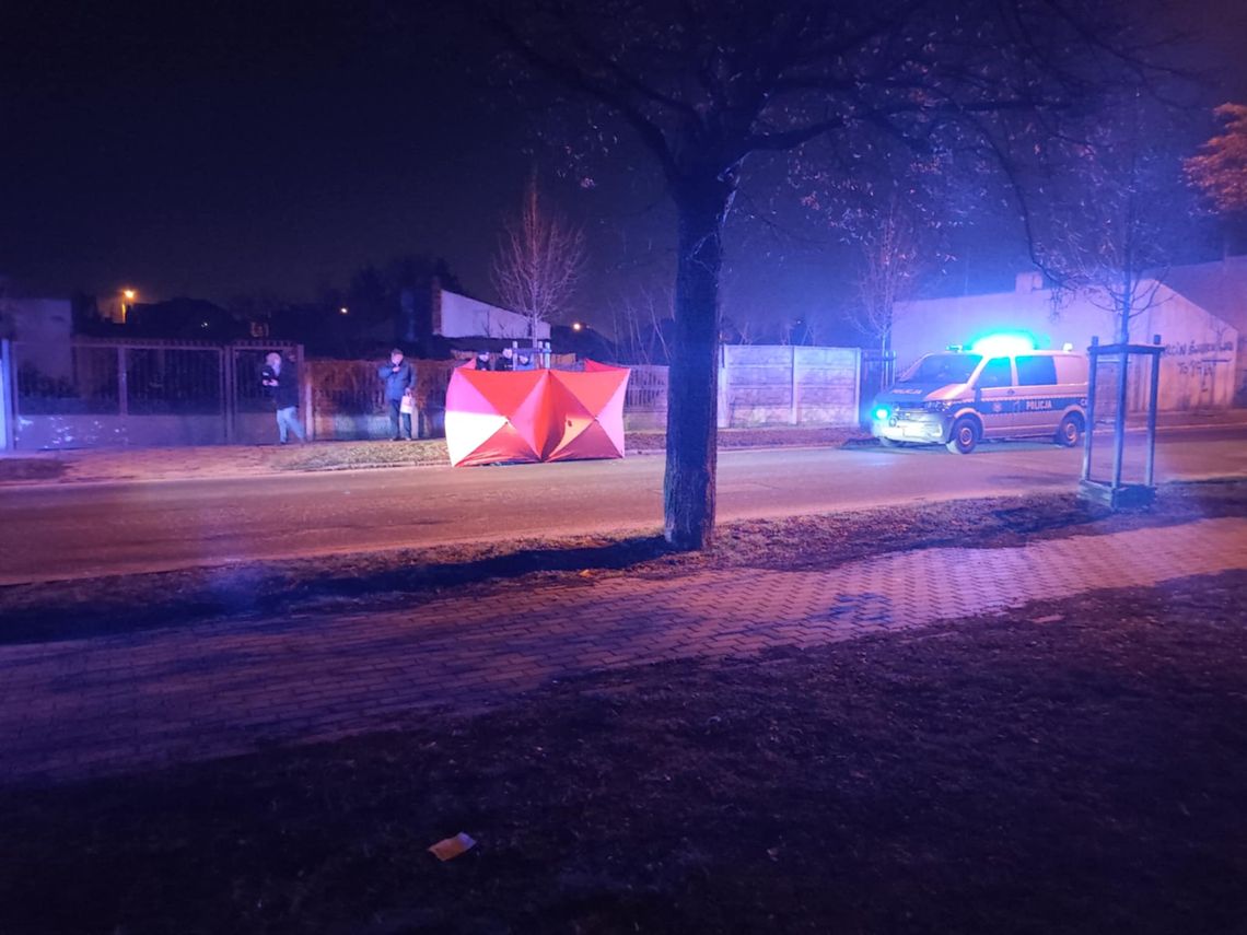 Służby na ul. Dziewińskiej. Na miejscu parawan straży  i policja