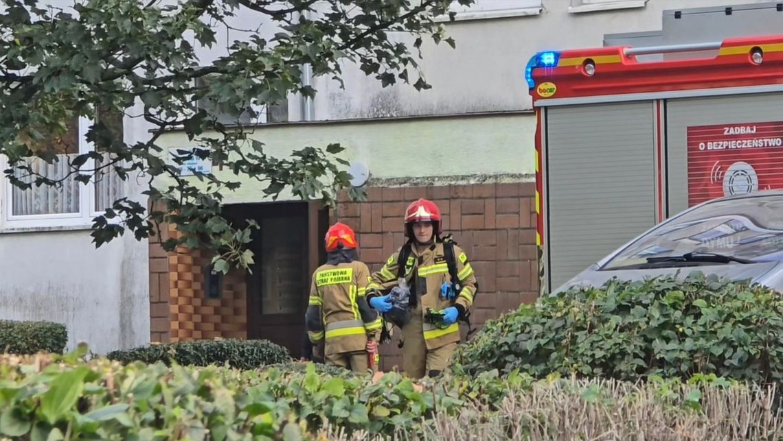 Służby na ul. Fredry. W mieszkaniu znaleziono zwłoki mężczyzny