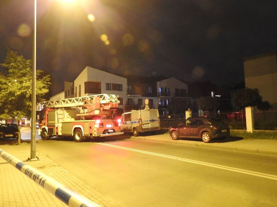 Służby przez kilka godzin negocjowały z 44-latkiem, który wszedł na dach budynku