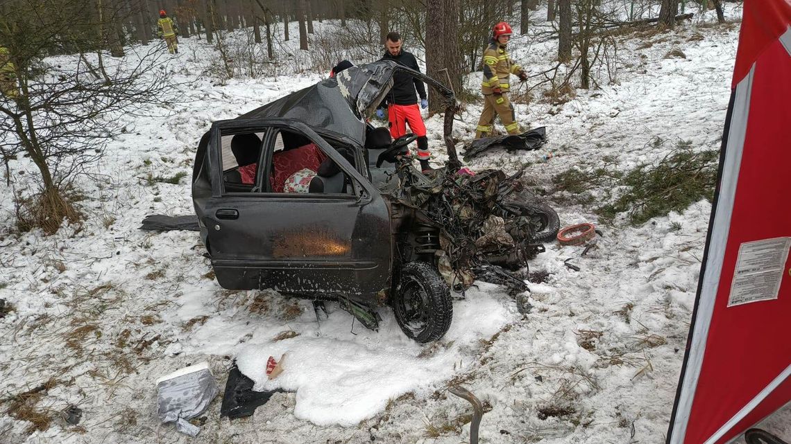 Śmiertelny wypadek pod Włocławkiem. Droga zablokowana, zderzenie auta ciężarowego z osobowym