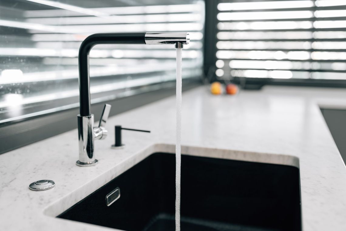 Solidne blaty kamienne. Poznaj bliżej wytrzymałe konstrukcje do Twojego domu