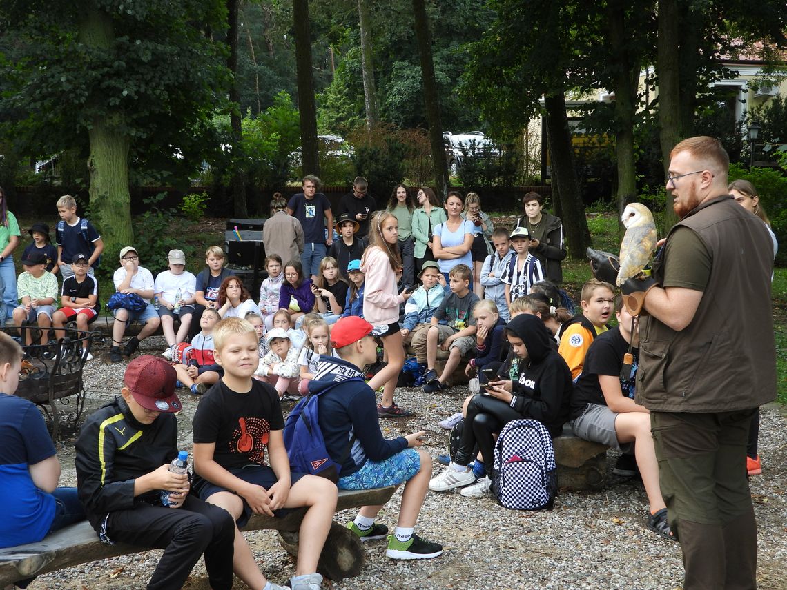 Sowa Pyza wzbudziła zainteresowanie uczestników półkolonii 