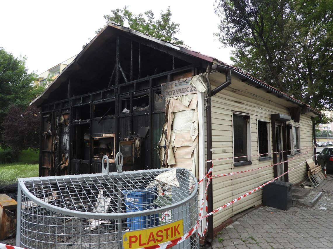 Spłonął sklep przy ul. Wiejskiej. Doszło do podpalenia?