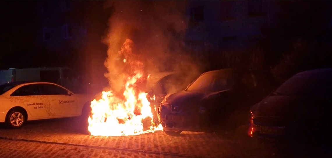 Spłonęło auto na os. Południe. Dwa, które stały obok uszkodzone [nagranie]