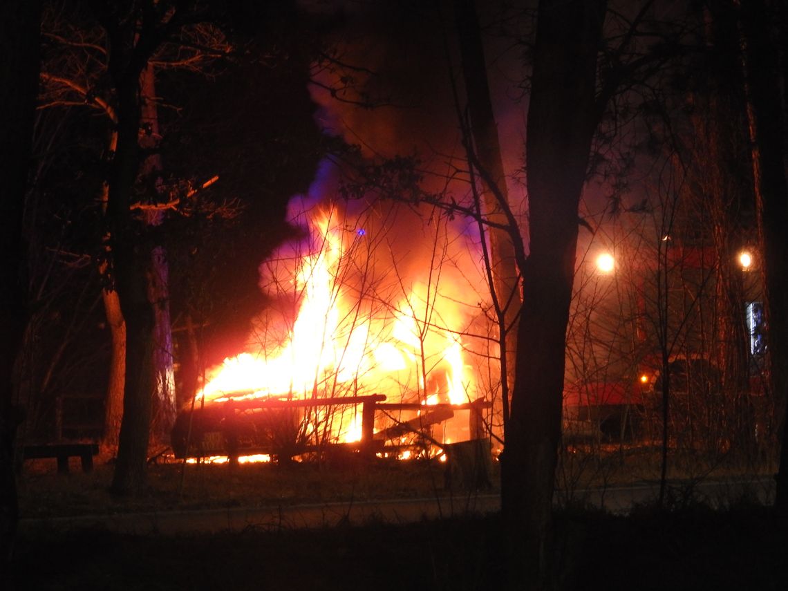 Spłonęło kolejne auto - tym razem na parkingu przy al. Jana Pawła II