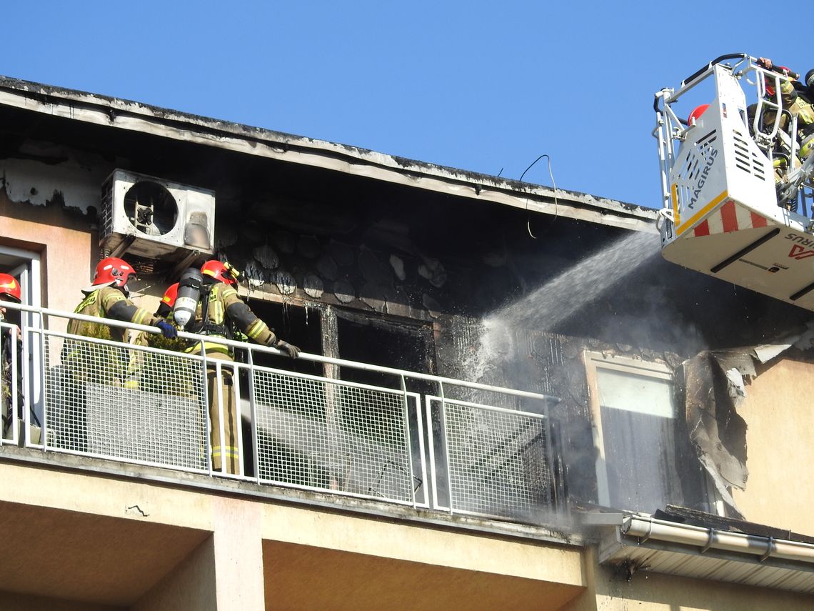Spłonęło poddasze i mieszkanie przy ul. Biskupiej. Ogień gasiły trzy jednostki