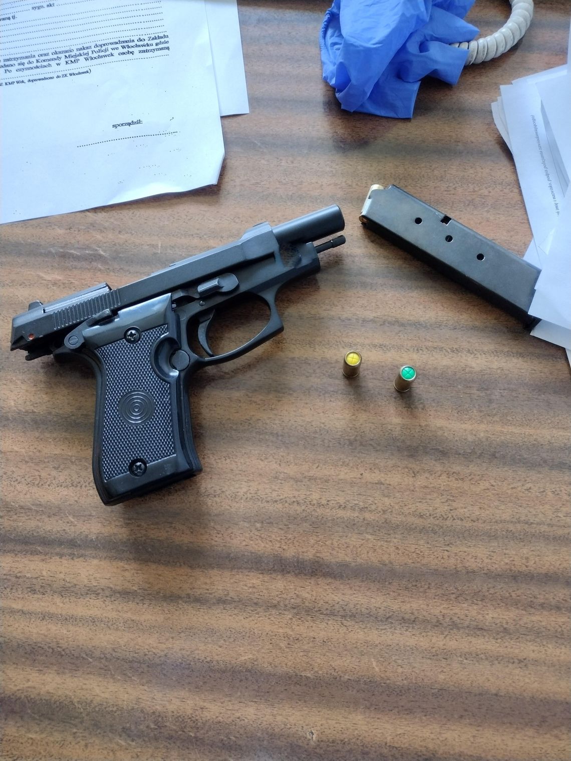 Spożywali alkohol w miejscu publicznym, jedna z osób miała przy sobie... Spożywali alkohol w miejscu publicznym, jedna z osób miała przy sobie...