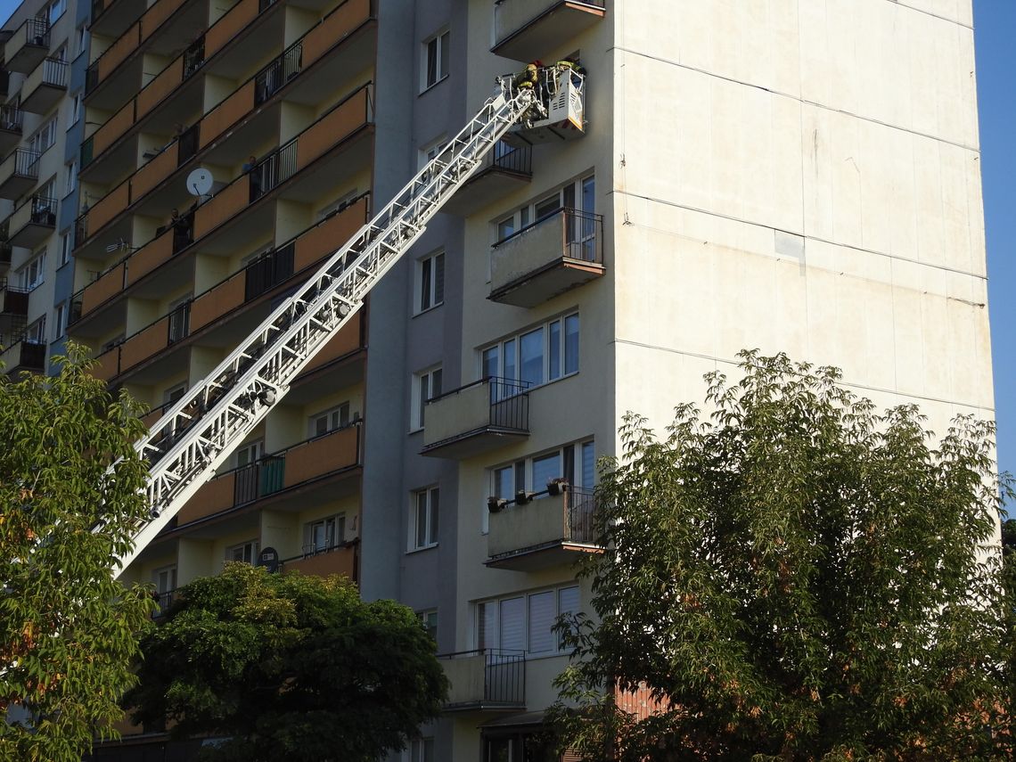 Starsza kobieta wzywała pomocy, użyto podnośnika