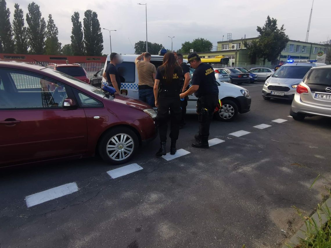 Straż Miejska zatrzymała nietrzeźwego kierowcę. Gruzin miał 2,7 promila alkoholu w wydychanym powietrzu Straż Miejska zatrzymała nietrzeźwego kierowcę. Gruzin miał 2,7 promila alkoholu w wydychanym powietrzu