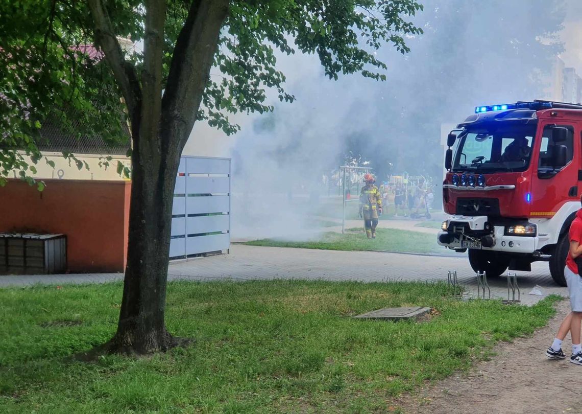 Strażacy walczą z serią podpaleń śmietników w mieście. Podpalacz widziany przez mieszkańców