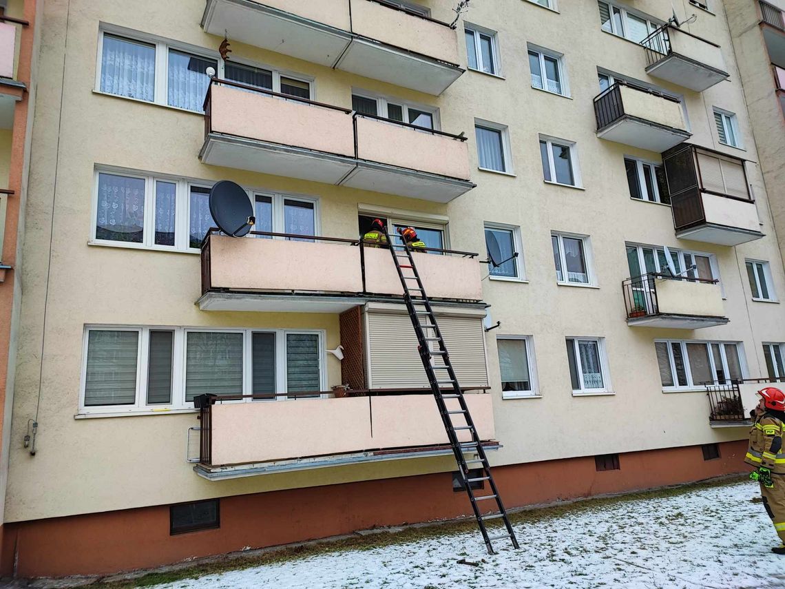 Strażacy weszli do mieszkania przez balkon. W środku znajdowały się zwłoki