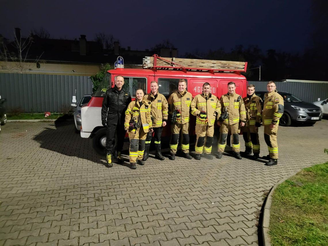 Strażacy z Włocławka i regionu pomogli rozładować ciężarówki Szlachetnej Paczki