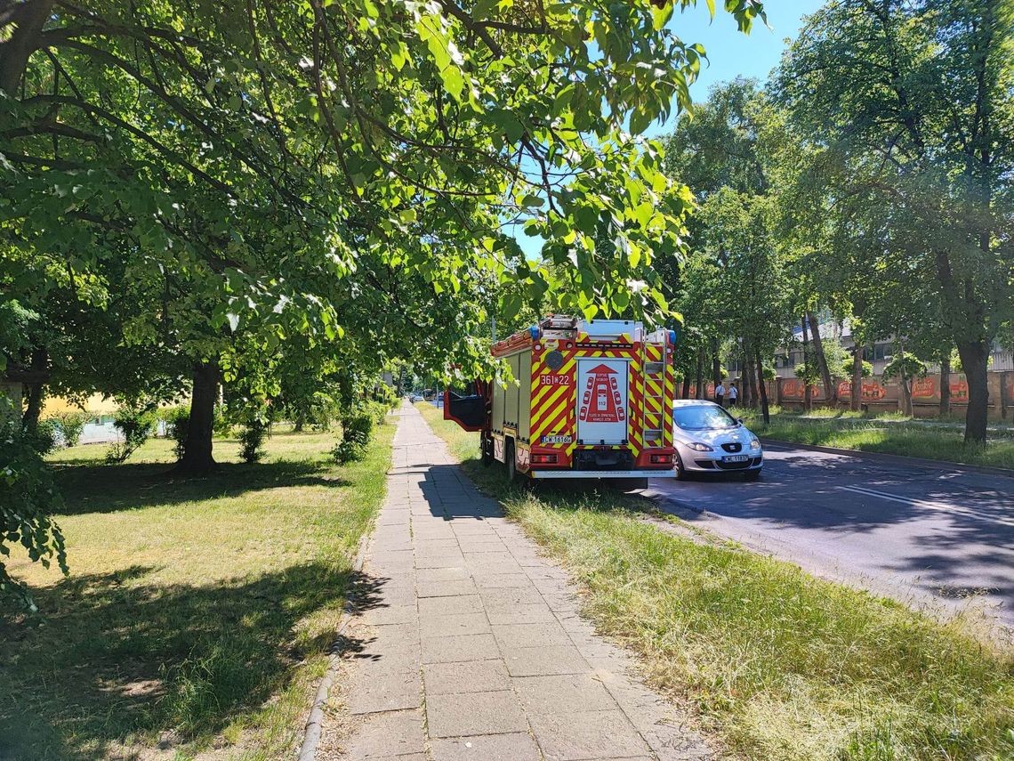 Kobieta leżała na podłodze i nie mogła się poruszyć. Strażacy użyli lin, aby dostać się do mieszkania Kobieta leżała na podłodze i nie mogła się poruszyć. Strażacy użyli lin, aby dostać się do mieszkania