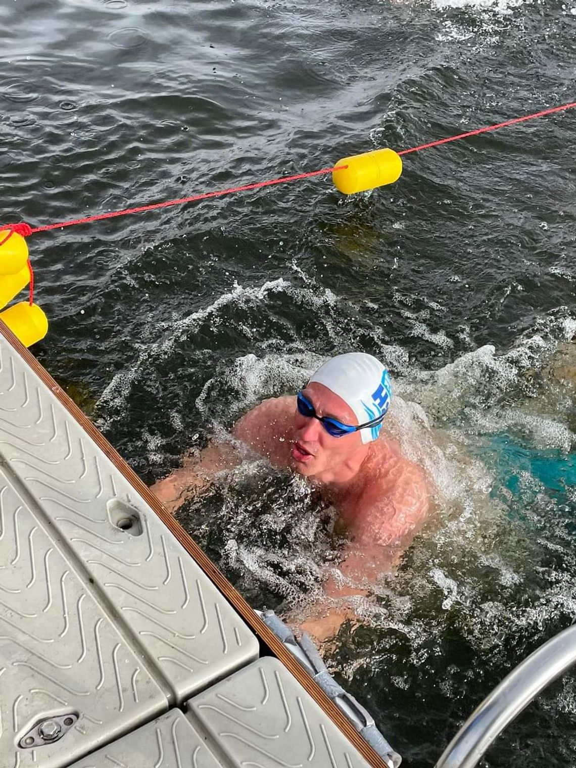 Strażak z Włocławka z brązowymi medalami Mistrzostw Polski w pływaniu zimowym