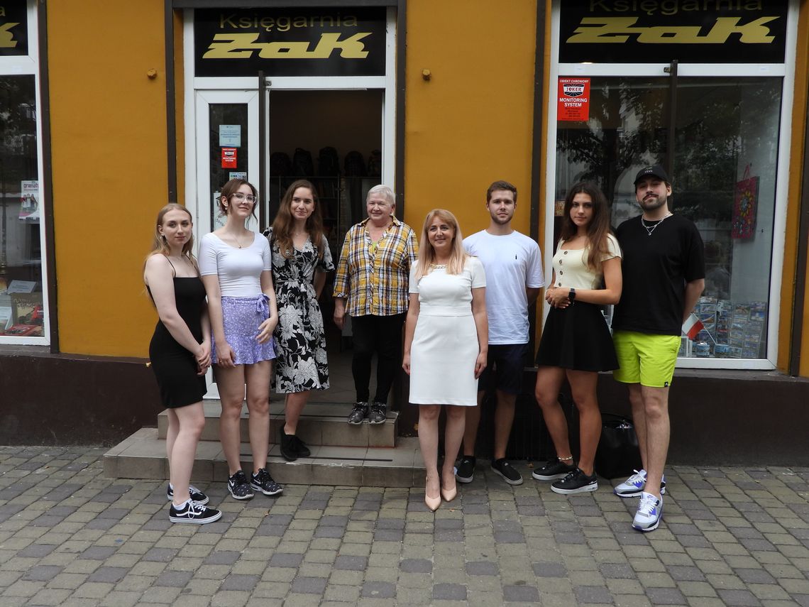 Studenci z Warszawy pomagają seniorom w ramach akcji "Dziadkowie Biznesu"