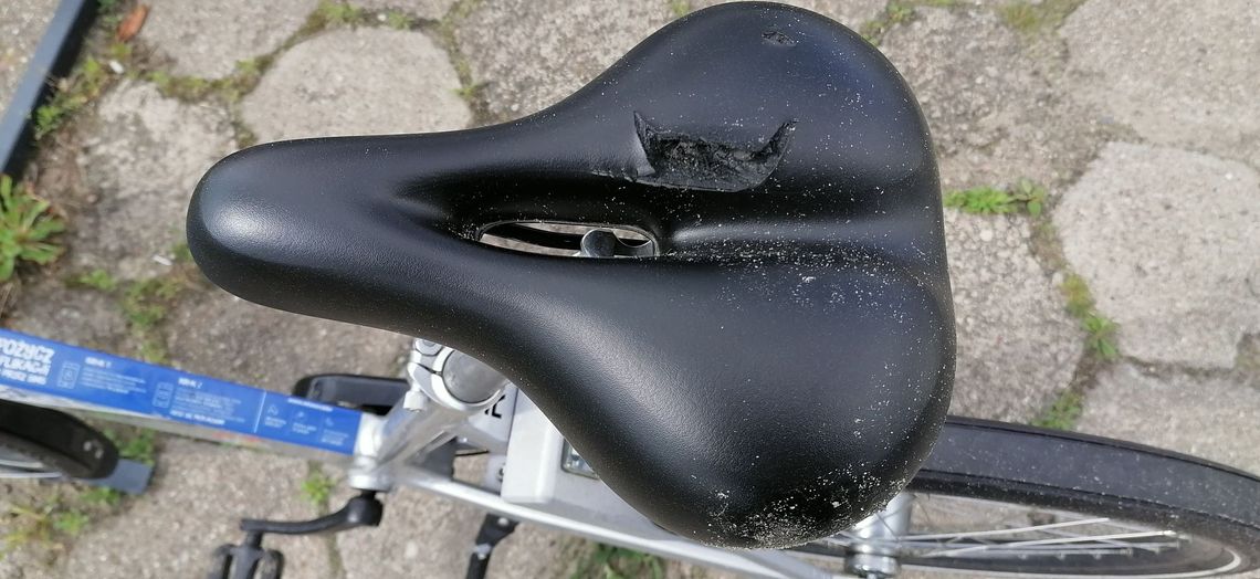 Szereg Włowerów nieopodal pchlego targu z poprzecinanymi siodełkami... Szereg Włowerów nieopodal pchlego targu z poprzecinanymi siodełkami...